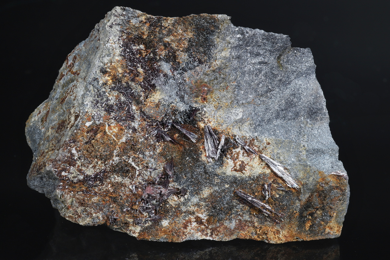 Kermesite, stibnite