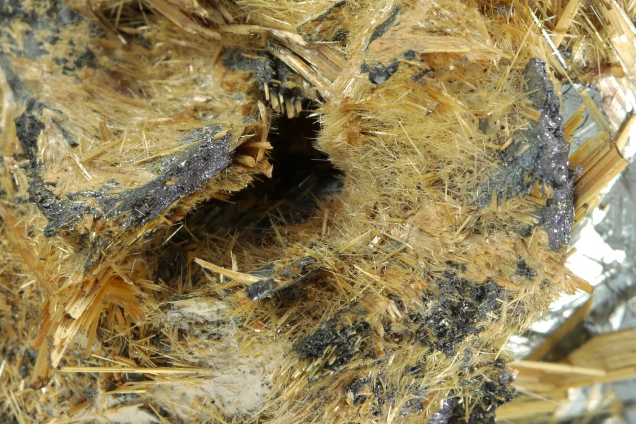Rutile, hematite - Image 11
