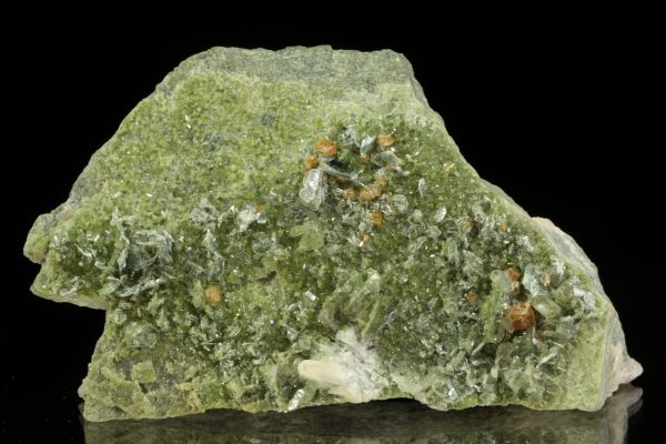 Vesuvianite, grossular, clinochlore