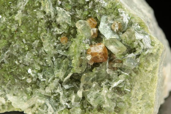 Vesuvianite, grossular, clinochlore - Image 3