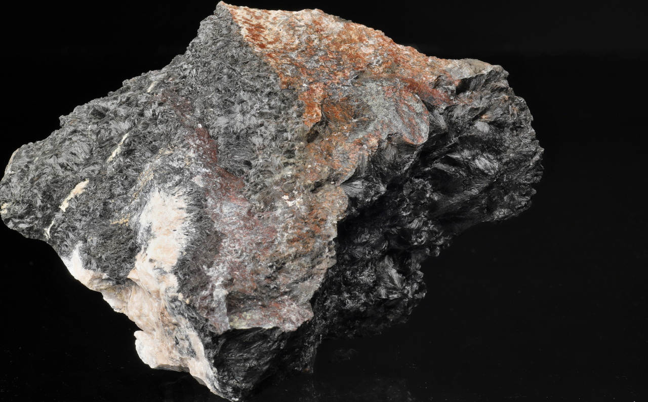 Ludwigite - Image 3