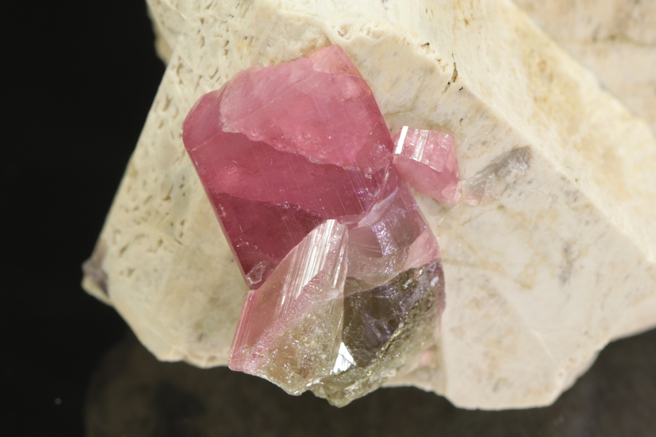 Turmalín, mikroklín